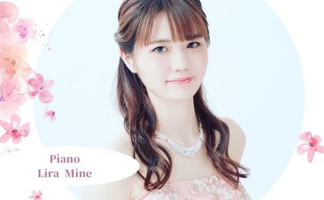 バー・アシエット 今夜1月25日 木曜日の演奏はピアノの峯リラさんです。 この美しい女性がこんなにもパワフルな音色を奏でるなんて、、、、